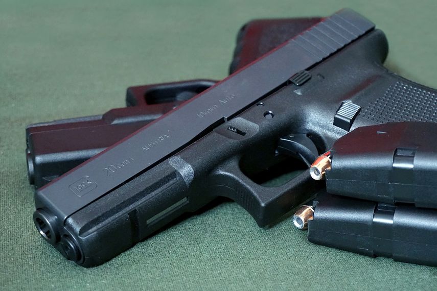 Imagen de una pistola Glock 20 fabricada en Austria por la empresa de Gaston Glock.
