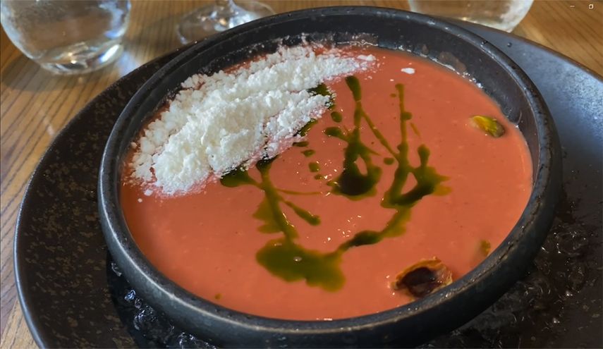 Gazpacho de cereza, con queso fresco y albahaca.