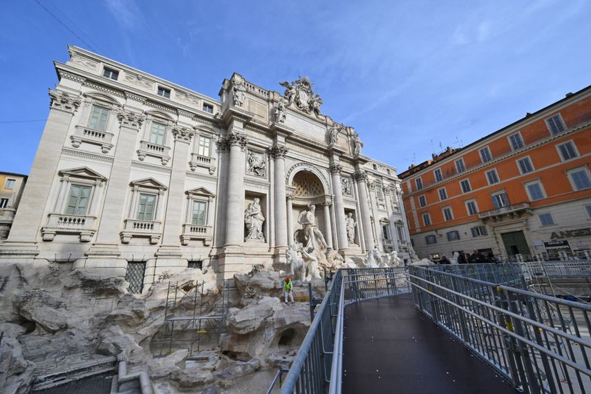 Una persona trabaja en la renovación de la Fontana de Trevi el 9 de noviembre de 2024. Hoy se inauguró una pasarela suspendida temporal para que los visitantes puedan ver la fuente más de cerca durante las obras de renovación.