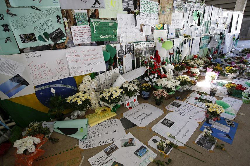 Mensajes, fotografías, carteles y flores en honor a los jugadores y miembros del equipo técnico del Chapecoense, que fallecieron en un accidente aéreo de la empresa boliviana&nbsp;LaMia