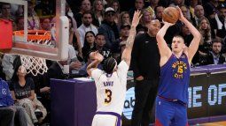 El serbio Nikola Jokic, de los Nuggets de Denver, dispara frente a Anthony Davis, de los Lakers de Los Ángeles, en el tercer partido de la final de la Conferencia Oeste, el sábado 20 de mayo de 2023&nbsp;