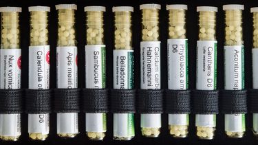 Algunos especialistas hablan de que la homeopatía actúa&nbsp;a través de un efecto placebo.