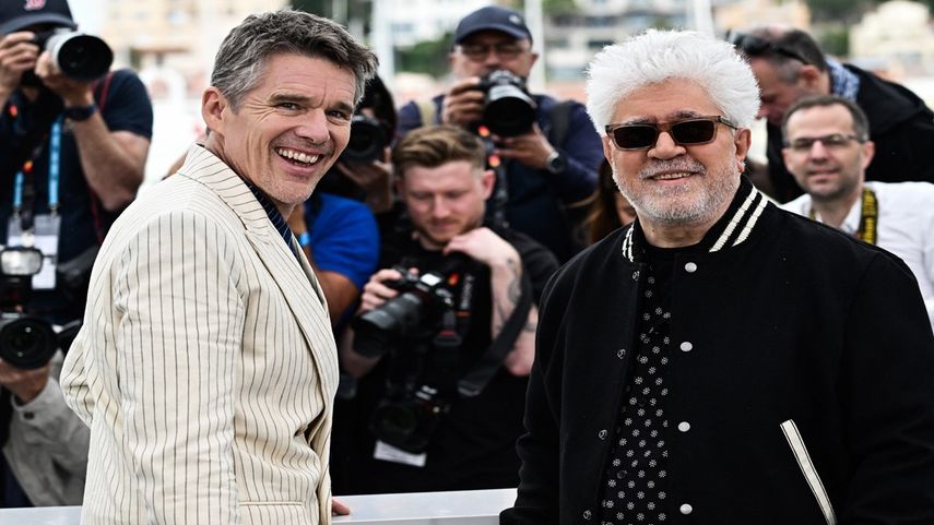 El actor estadounidense Ethan Hawke posa con el director de cine español Pedro Almodóvar durante una sesión de fotos para la película Extraña forma de vida (Strange Way of Life) en la 76ª edición del Festival de Cine de Cannes en Cannes, sur de Francia, el 17 de mayo de 2023.