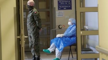 Un soldado y una enfermera polacos esperan en un hospital en Cracovia, Polonia, el viernes 12 de febrero de 2021, durante la vacunación de maestros contra el coronavirus con la vacuna elaborada por AstraZeneca.&nbsp;