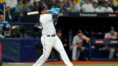 El dominicano Nelson Cruz ganó el premio Roberto Clemente bajo el uniforme de los Mellizos de Minnesota, a pesar de ser cambiado a los Rays de Tampa Bay en la mitad de la temporada
