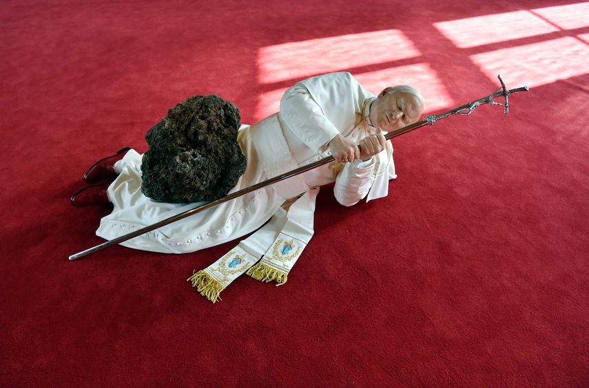 &nbsp;Foto de archivo tomada el 17 de octubre de 2016 en el museo Monnaie de Paris muestra una escultura que representa al Papa Juan Pablo II La Nona Ora del artista italiano Maurizio Cattelan, antes de la inauguraci&oacute;n de su exposici&oacute;n Sin miedo al amor. Otra escultura inusual que representa a San Juan Pablo II sosteniendo un meteorito fue presentada en Varsovia el jueves 24 de septiembre de 2020, una respuesta art&iacute;stica a la controvertida estatua que muestra la roca derribando al difunto Papa por Cattelan.