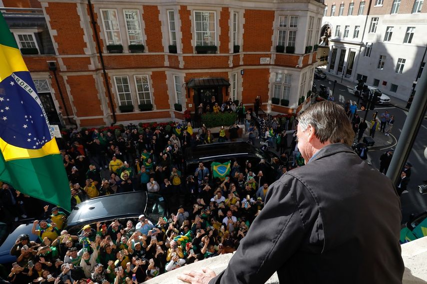 &nbsp;Jair Bolsonaro en un balcón de la embajada de Brasil en Londres el 18SEP22.