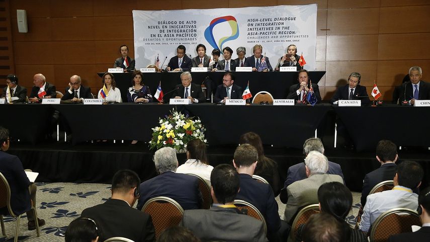 Holandeses hacen cola para votar en un colegio electoral en La Haya, Holanda, este 15 de marzo de 2017.&nbsp;