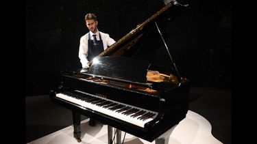 El piano de cola Yamaha G-2 de Freddie Mercury aparece durante una vista previa para la prensa antes de las subastas Freddie Mercury: A World of His Own en los subastadores de Sothebys en Londres el 3 de agosto de 2023.