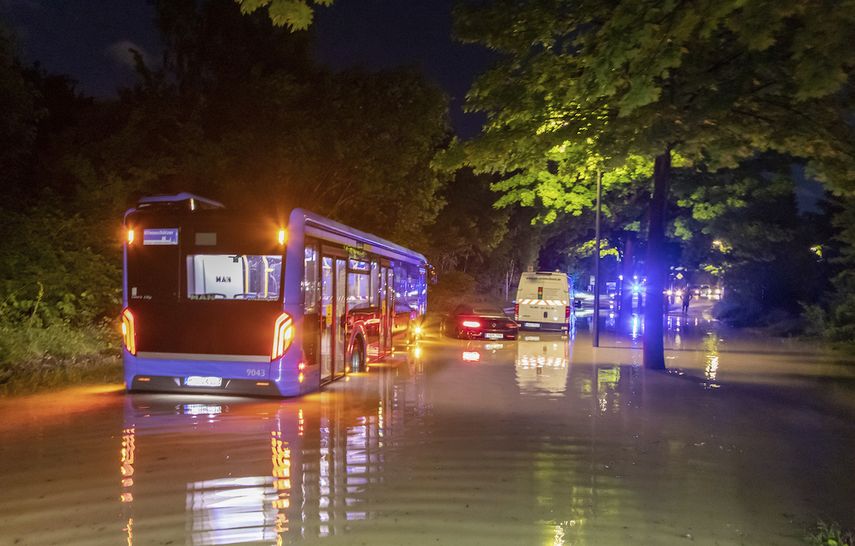 Un autobús está detenido en un camino inundado en Munich, Alemania, 23 de junio de 2021.&nbsp;