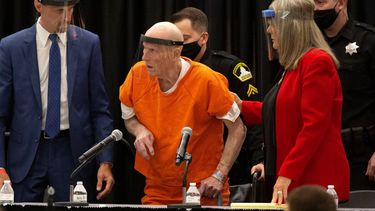 Joseph James DeAngelo, un asesino serial apodado The Golden State Killer, es asistido por su abogada Diane Howard en la corte en Sacramento, California.&nbsp; Foto de archivo del 29 de junio de 2020.