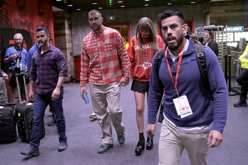 El ala cerrada de los Kansas City Chiefs, Travis Kelce, y la cantante Taylor Swift abandonan el estadio Arrowhead después de un partido de fútbol americano de la NFL entre los Chiefs y Los Angeles Chargers, el domingo 22 de octubre de 2023, en Kansas City, Missouri.