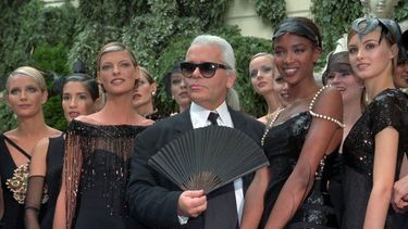 En esta fotografía del 9 de julio de 1996, Karl Lagerfeld está rodeado por la modelo canadiense Linda Evangelista, la modelo británica Naomi Campbell y otras modelos después de la presentación de su colección de alta costura otoño-invierno 1996-97 para Chanel, en París.