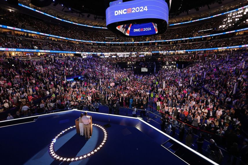 Jon Polin (R) y Rachel Goldberg, padres de Hersh Goldberg Polin, quien está rehén de Hamás, hablan en el tercer día de la Convención Nacional Demócrata (DNC) en el United Center en Chicago, Illinois, el 21 de agosto de 2024.&nbsp;