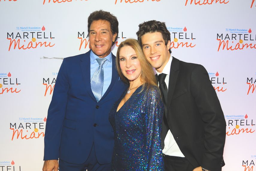 Fernando Allende y su familia llegando a la cena.