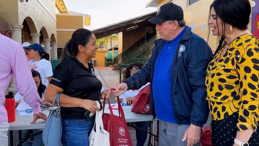 Carollo dirigió una entrega de 5.000 pavos para la celebración del Día de Acción de Gracias.