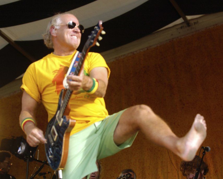 El cantautor Jimmy Buffett y el Coral Reefer Band durante un festival de música en Nueva Orleans, el sábado 6 de mayo de 2006.