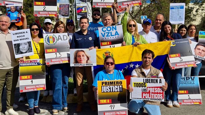 La comunidad venezolana se congregó en el emblemático Arepazo de Doral para participar en el “Pancartazo por la Libertad de los Presos Políticos”.