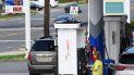 Una mujer rellena su auto con de gasolina en Maryland.