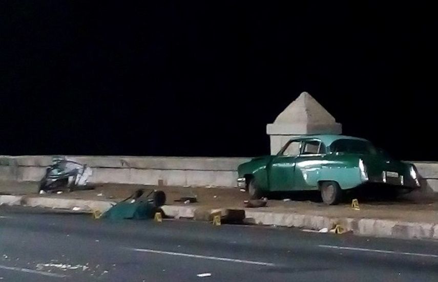 Fotografía cedida por Cubadebate, donde se observa un automóvil antiguo tras un accidente en la avenida Malecón en la madrugada de este domingo, en La Habana (Cuba). 