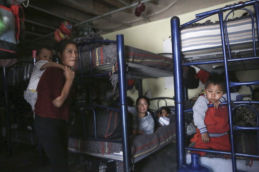 Dos inmigrantes indocumentadas con sus hijos en un albergue de acogida en EEUU.