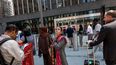 Migrantes esperan en fila para entrar al tribunal de inmigración en el Edificio Federal Jacob K. Javits, en la ciudad de Nueva York.