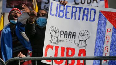 Los cubanos residentes en Chile protestan con un cartel que dice “Libertad” contra el gobierno cubano frente a la Embajada de Cuba en Santiago el 16 de julio de 2021, en apoyo a las protestas que tuvieron lugar en la isla.