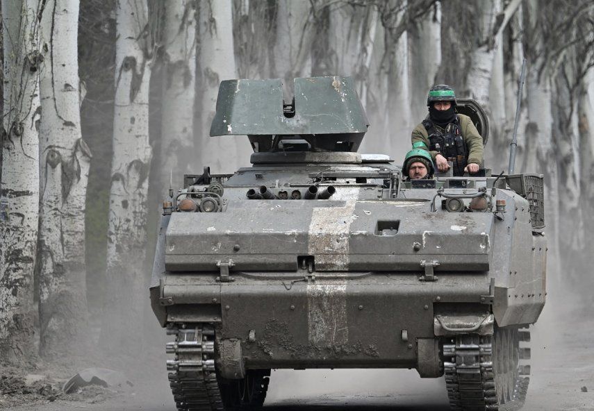 Soldados ucranianos en un tanque de guerra en Bakhmut, en la región de Donetsk.