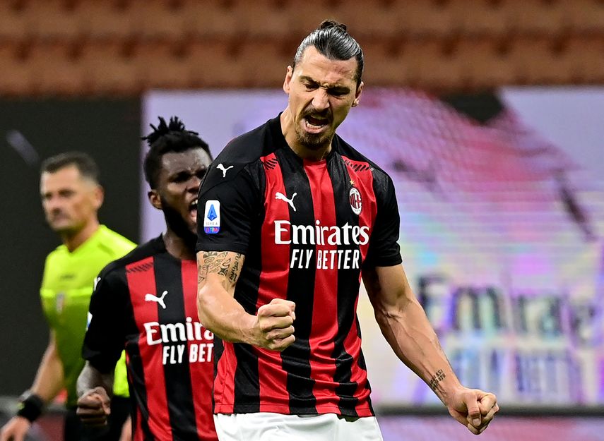 Zlatan Ibrahimovic - Jugador del AC Milan - celebra tras haber anotado un gol en un juego de la Serie A
