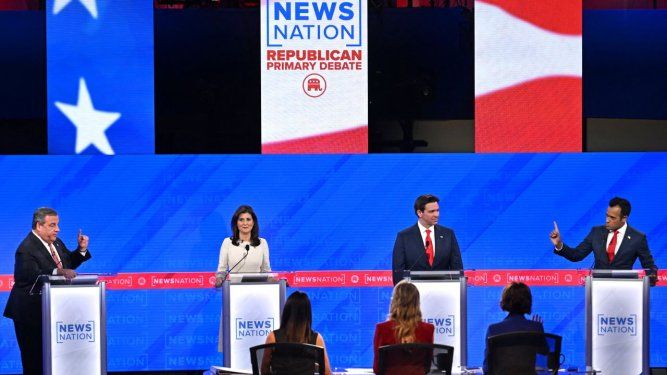 (De izquierda a derecha) El exgobernador de Nueva Jersey Chris Christie, la exgobernadora de Carolina del Sur y embajadora ante la ONU Nikki Haley, el gobernador de Florida Ron DeSantis, y el empresario Vivek Ramaswamy participan en el cuarto debate de las primarias presidenciales republicanas en la Universidad de Alabama en Tuscaloosa, Alabama, el 6 de diciembre de 2023.