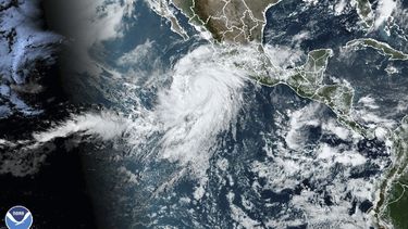 Esta imagen de satélite tomada a las 10:50 am EDT del jueves 17 de agosto de 2023 y proporcionada por la Administración Nacional Oceánica y Atmosférica (NOAA) muestra al huracán Hilary frente a la costa del Pacífico de México.&nbsp;