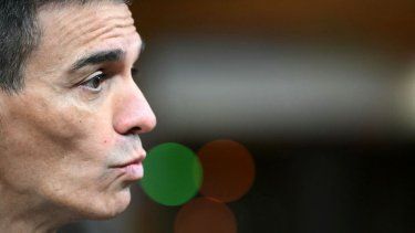 El presidente del Gobierno de España, el socialista, Pedro Sánchez, habla con la prensa al llegar para asistir a la reunión del Consejo Europeo en Bruselas el 18 de diciembre de 2025.