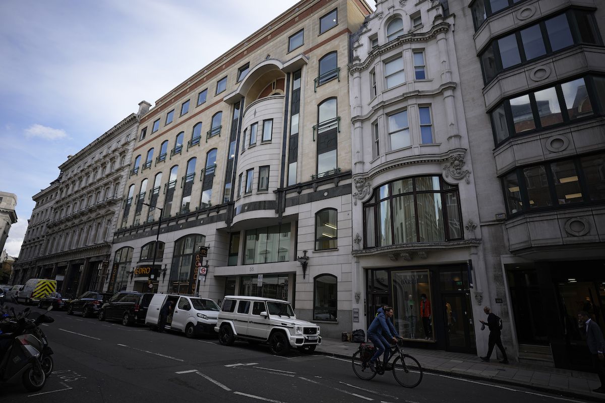 En la imagen vista de la fachada de los números 56-60 de Conduit Street, en el distrito de Mayfair, en Londres, el 4 de octubre de 2021. La propiedad está ligada al presidente de Azerbaiyán, Ilham Aliyev, según un reporte llamado los Papeles de Pandora sobre presuntas irregularidades fiscales. En la imagen vista de la fachada de los números 56-60 de Conduit Street, en el distrito de Mayfair, en Londres, el 4 de octubre de 2021. La propiedad está ligada al presidente de Azerbaiyán, Ilham Aliyev, según un reporte llamado los Papeles de Pandora sobre presuntas irregularidades fiscales.