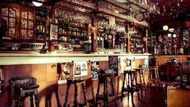 Fuertes restricciones son aplicadas a bares para evitar el contagio de coronavirus.