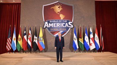 El presidente de Estados Unidos, Donald Trump, espera para saludar a los dignatarios durante la celebración de la Cumbre del Escudo de las Américas, una reunión con jefes de estado y funcionarios de gobierno de 12 países de las Américas en el Trump National Doral Golf Club el 7 de marzo de 2026 en Doral, Florida.&nbsp;