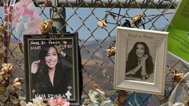 Un monumento erigido por fanáticos para honrar a la actriz Naya Rivera en el lago Piru, donde se determinó que la muerte de Rivera fue un ahogamiento accidental, el 3 de agosto de 2020 en Piru, California. &nbsp;