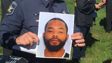 Un oficial de la policía sostiene la foto de Radee Prince, presunto autor del tiroteo que dejó tres personas muertas en la localidad de&nbsp;Edgewood, a las afueras de Baltimore, estado de Maryland.