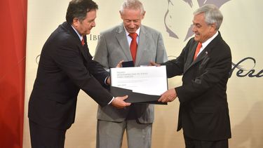 El presidente chileno, Sebastián Piñera (d), y el ministro Cultura, Roberto Ampuero (i), durante la entrega del premio al poeta y ensayista cubano, José Kózer. (EFE)
