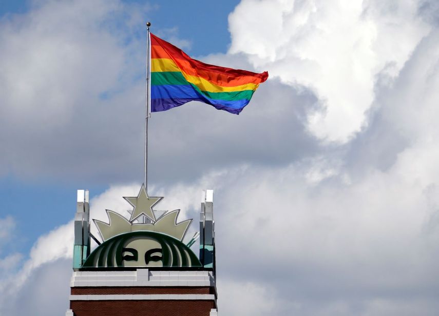 Una bandera del arcoiris ondea sobre la sede de Starbucks en Seattle durante la Semana de Orgullo Gay. &nbsp;