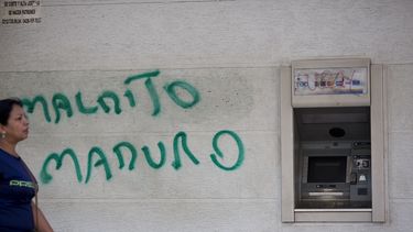 En esta imagen de archivo, tomada el 20 de agosto de 2018, una pintada al lado de un cajero con la frase Maldito Maduro, en Caracas, Venezuela.&nbsp; 