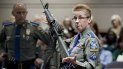 En esta foto de archivo del 28 de enero de 2013, la detective Barbara J. Mattson, de la policía estatal de Connecticut, muestra un fusil Bushmaster AR-15, de la misma marca y modelo que utilizó Asam Lanza para perpetrar la matanza en la escuela de Sandy Hook, en la audiencia de una subcomisión legislativa que revisaba las leyes de posesión de armas en Hartford, Connecticut. En esta foto de archivo del 28 de enero de 2013, la detective Barbara J. Mattson, de la policía estatal de Connecticut, muestra un fusil Bushmaster AR-15, de la misma marca y modelo que utilizó Asam Lanza para perpetrar la matanza en la escuela de Sandy Hook, en la audiencia de una subcomisión legislativa que revisaba las leyes de posesión de armas en Hartford, Connecticut.