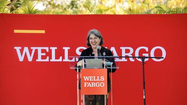 Daniella Levine Cava, alcaldesa de Miami-Dade, agradece la donación de Wells Fargo. 