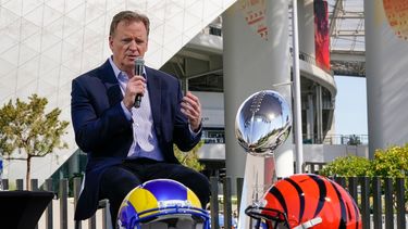 El comisionado de la NFL Roger Goodell habla en conferencia de prensa, el miércoles 9 de febrero de 2022, en Inglewood, California