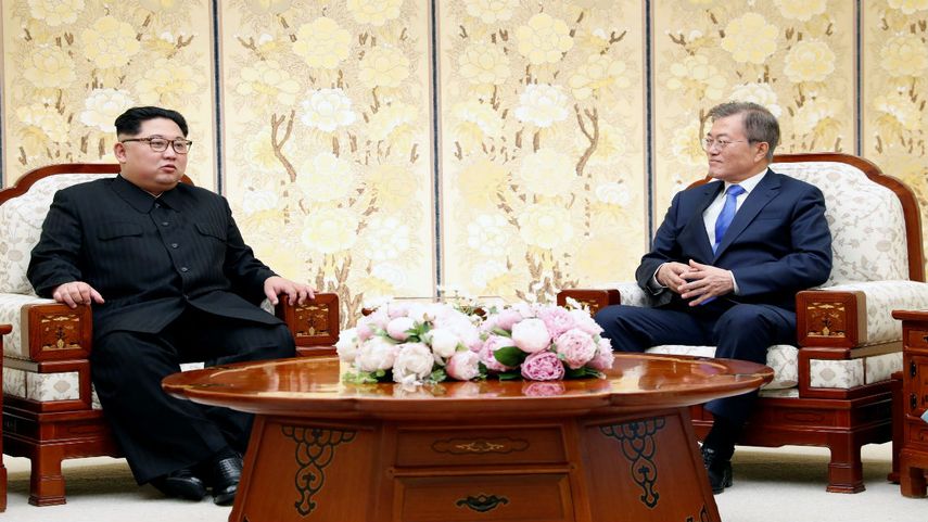 El líder norcoreano, Kim&nbsp;Jong-un, conversa con el presidente surcoreano, Moon Jae-in, en Peace House