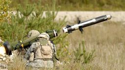El&nbsp;FGM-148 Javelin&nbsp;es un misil antitanque y portátil desarrollado en&nbsp;Estados Unidos. &nbsp;