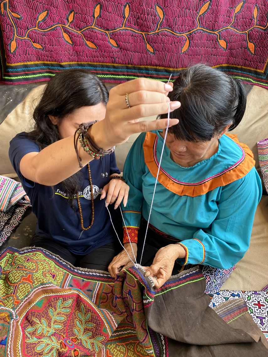La diseñadora borda una de sus piezas.&nbsp;