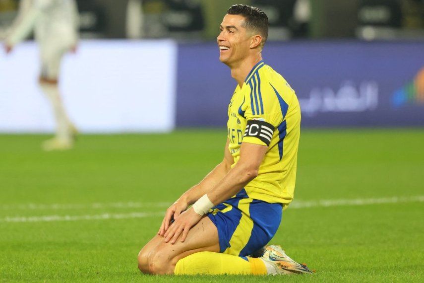 El portugués Cristiano Ronaldo hace un gesto en el campo durante un partido entre su Al-Nassr y el Al-Fateh, el 26 de enero de 2025.