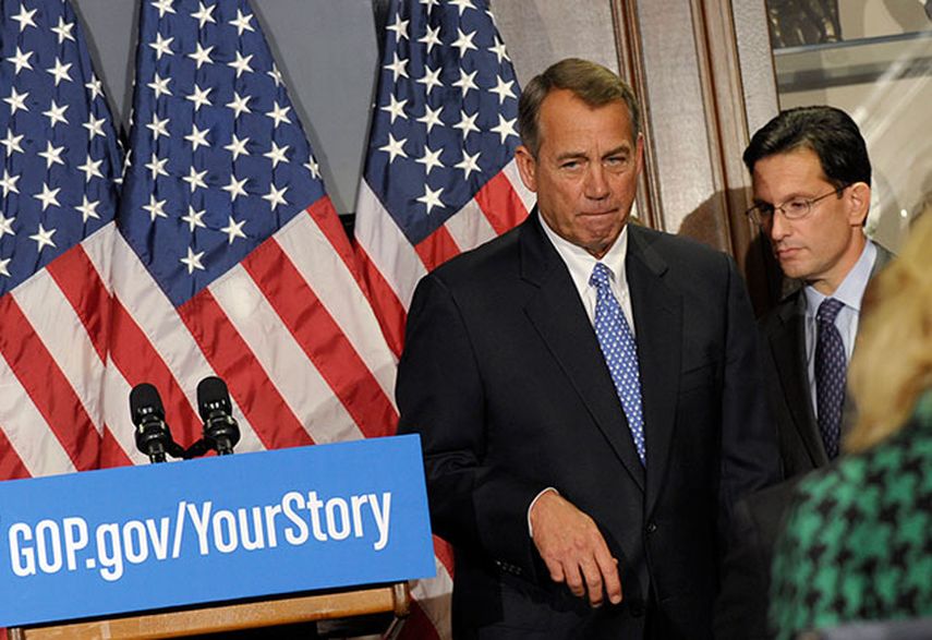 El titular de la Cámara de Representantes, John Boehner, (izquierda), y el líder de la mayoría en la cámara baja, Eric Canton, al término de una conferencia de prensa en el Comité Nacoinal Republicano en Washington. (AP Foto/Susan Walsh, Archivo)