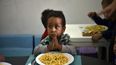 Un niño reza antes de comer en el albergue de la Fundación Kapuy -que apoya a niños en situación de abandono o con graves problemas de salud, incluida la desnutrición- en Maracay, Venezuela