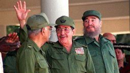 El Ministro de las Fuerzas Armadas de Cuba, Raúl Castro (C), su hermano y el dictador cubano Fidel Castro (der) y el Comandante cubano Juan Almeida (izq).